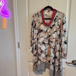 LOGO by Lori Goldstein Floral Print 3/4 Sleeve Tunic w/gray hem. Never worn NWOT